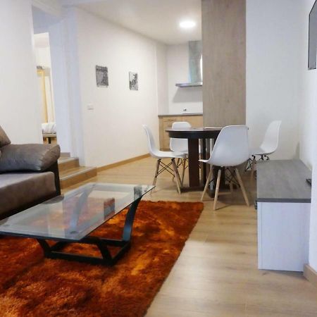 Apt 2 Acollidor Al Centre Historic De Vic Aptgarbi Екстериор снимка