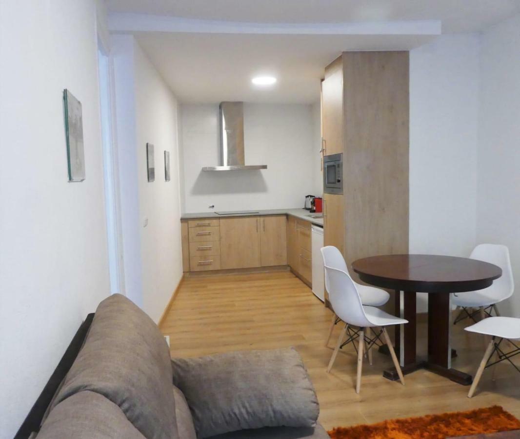 Apt 2 Acollidor Al Centre Historic De Vic Aptgarbi Екстериор снимка