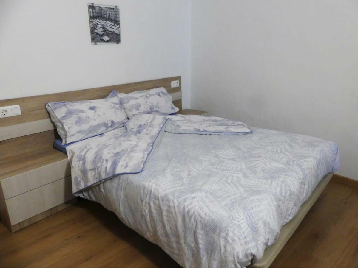 Apt 2 Acollidor Al Centre Historic De Vic Aptgarbi Екстериор снимка