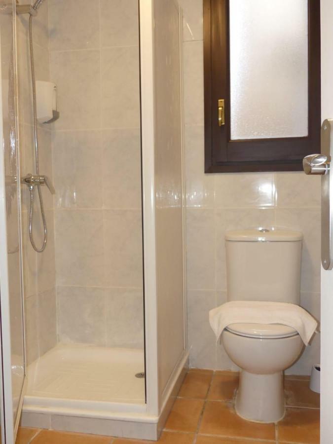 Apt 2 Acollidor Al Centre Historic De Vic Aptgarbi Екстериор снимка