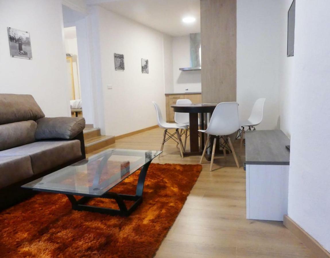 Apt 2 Acollidor Al Centre Historic De Vic Aptgarbi Екстериор снимка
