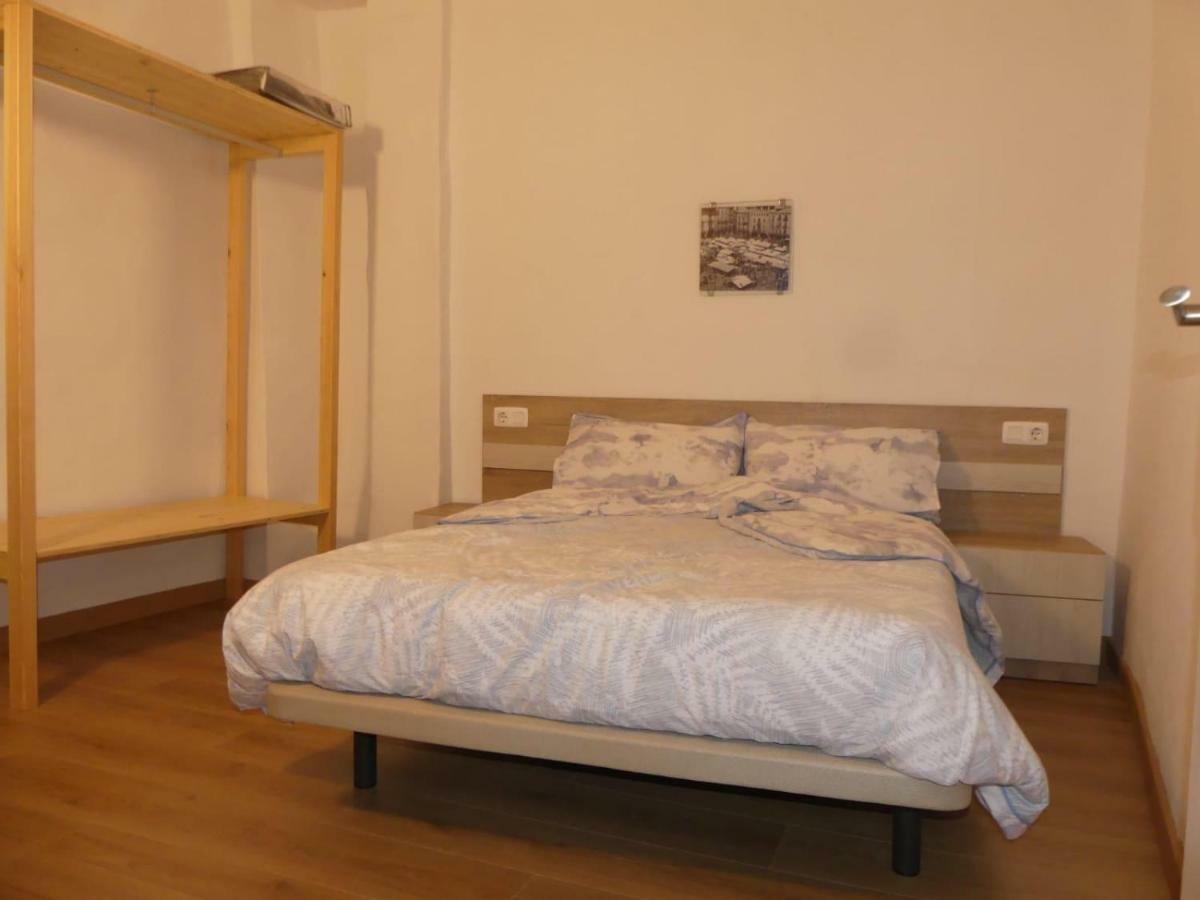 Apt 2 Acollidor Al Centre Historic De Vic Aptgarbi Екстериор снимка