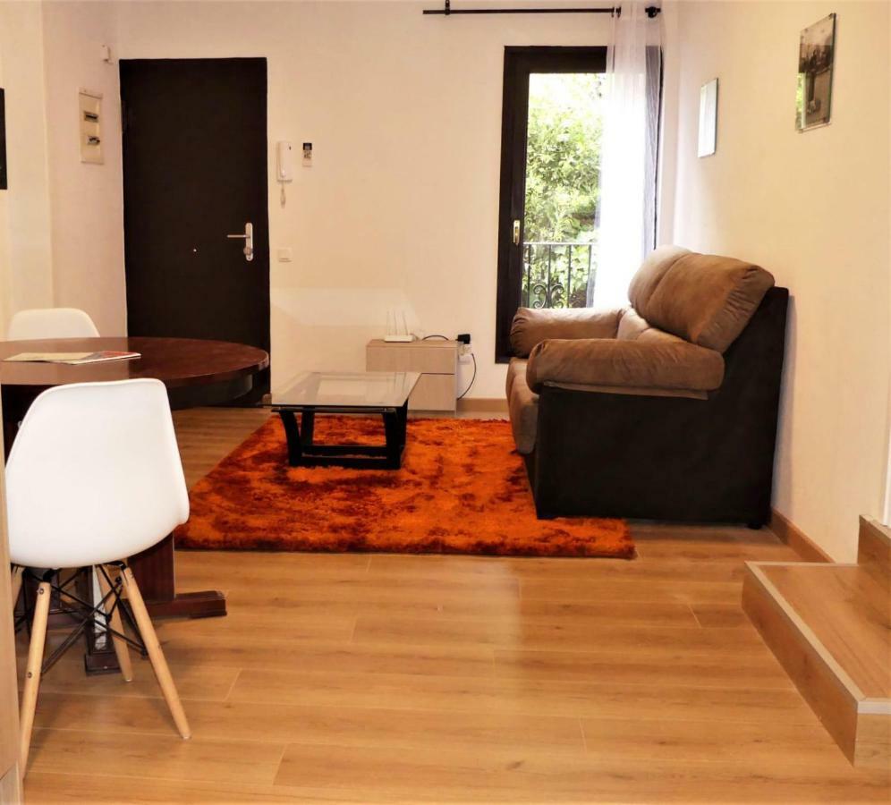 Apt 2 Acollidor Al Centre Historic De Vic Aptgarbi Екстериор снимка