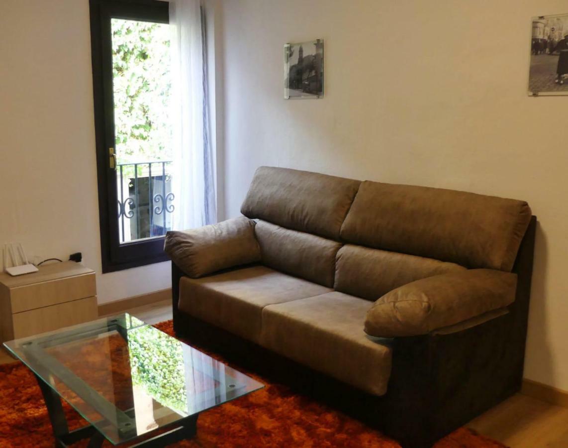 Apt 2 Acollidor Al Centre Historic De Vic Aptgarbi Екстериор снимка