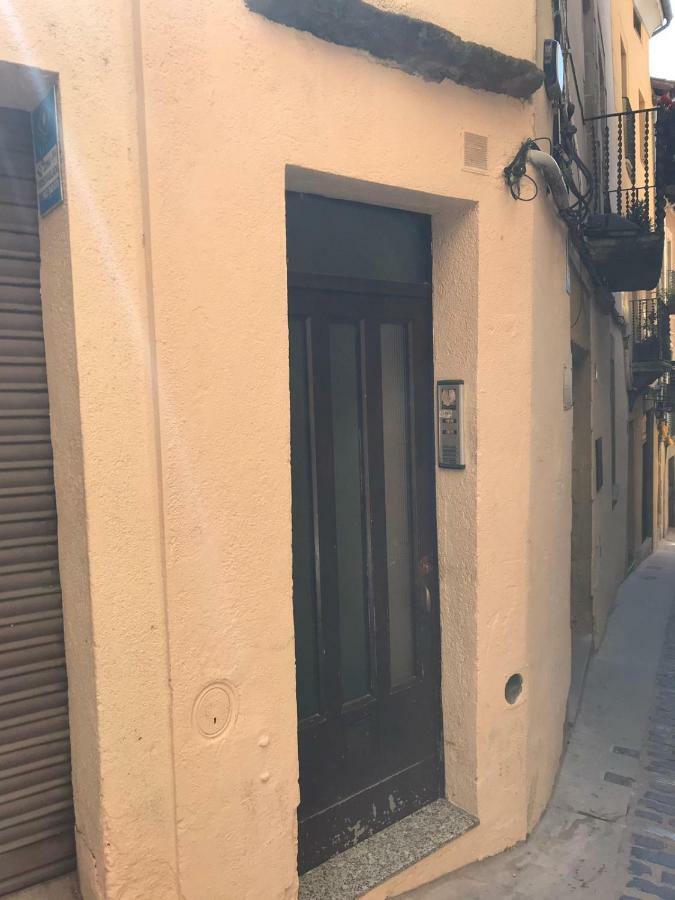 Apt 2 Acollidor Al Centre Historic De Vic Aptgarbi Екстериор снимка