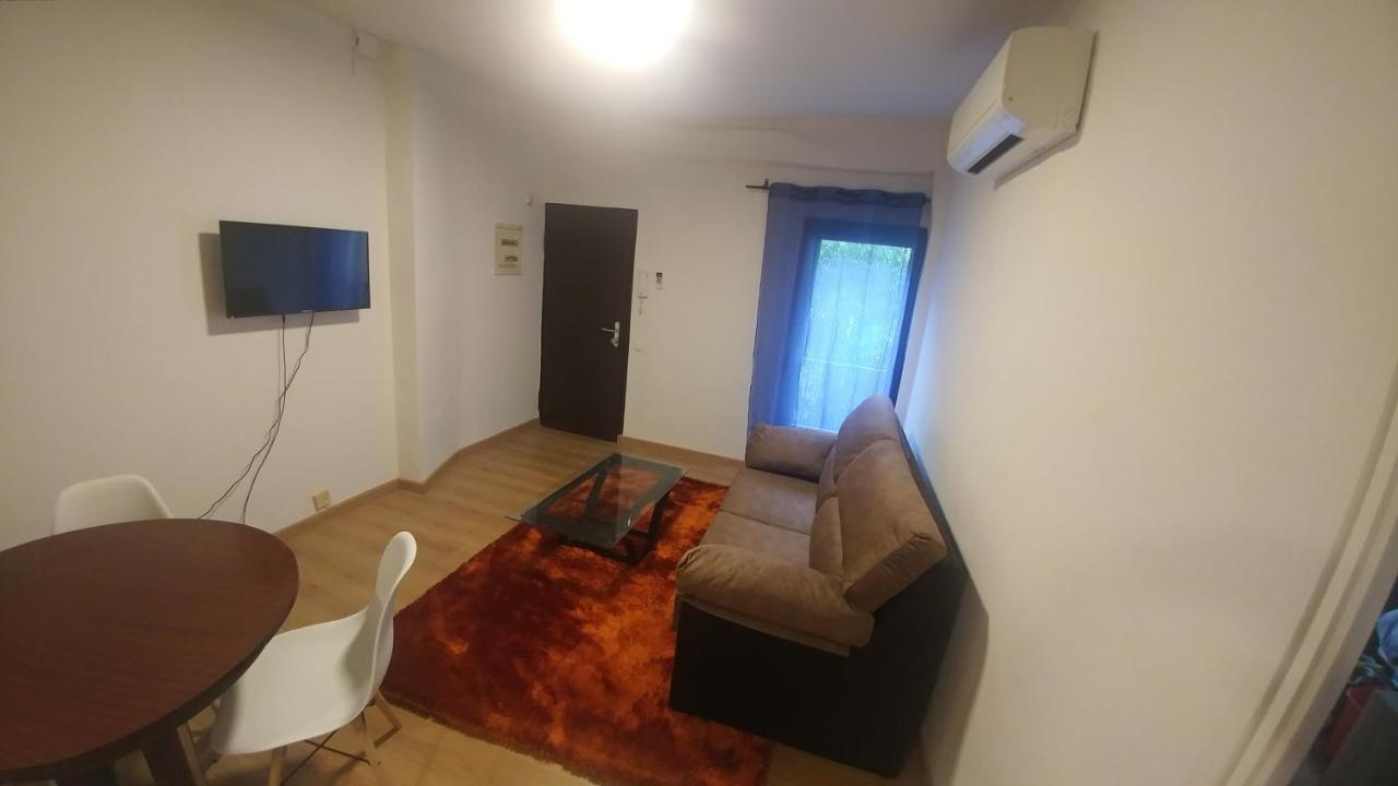Apt 2 Acollidor Al Centre Historic De Vic Aptgarbi Екстериор снимка